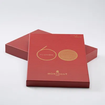 Caja de regalo estampada en caliente con tapa y base de cartón gris y papel artístico